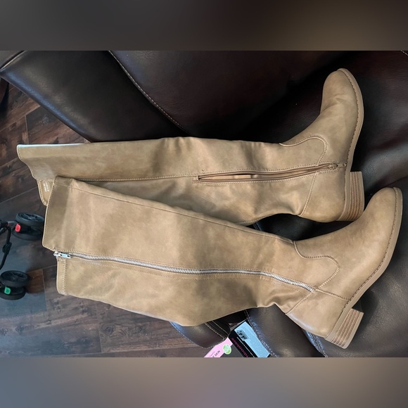 Size 8.5 EUC knee-high boots - Picture 2 of 4